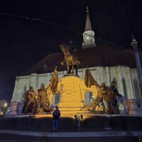 Kolozsváron az első utunk valamiért mindig a Mátyás szobor.
