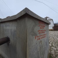 A csurgó elején: "IVÓVÍZ. ITT MOSAKODNI TILOS!" A csurgó oldalán: A VÍZ NEM IHATÓ! 🥺🫤🤪