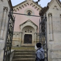 A már felújított iktári Bethlen-kripta. Nem tudni pontosan, de lehet, hogy Ybl Milós tervezte.
