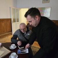 Egy jó kávé mellett, kellemes beszélgetés a Szent Mihály-templom plébániáján.