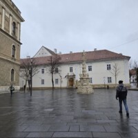A Mária-oszlopot is a közelmúltban állították vissza. Kolozsvár első köztéri szobra volt ez a barokk fogadalmi szobor.