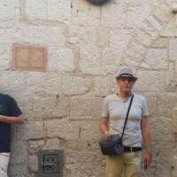 V. stáció. Cirenei Simon segíti vinni Jézus keresztjét.