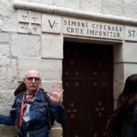 V. stáció. Cirenei Simon segíti vinni Jézus keresztjét.